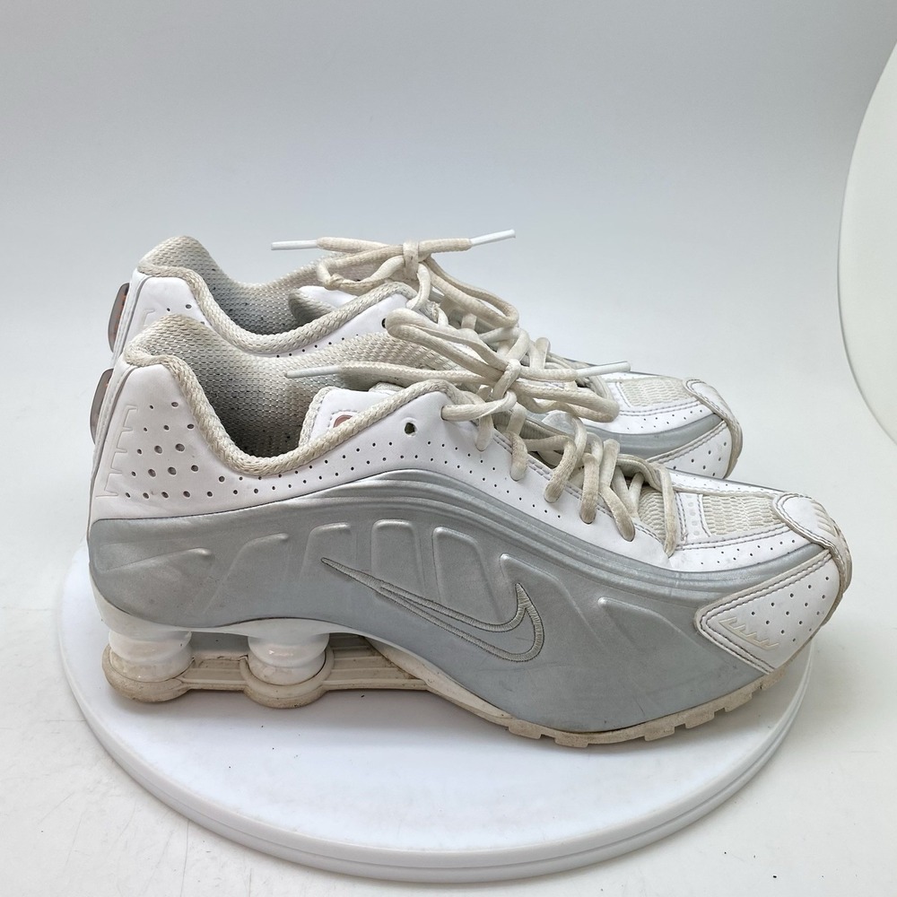 Nike Shox R4 Womens 7.5 White Metallic Silver Athletic Running Shoes Sneakers